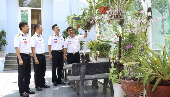 Thi doanh trại chính quy, xanh, sạch, đẹp.