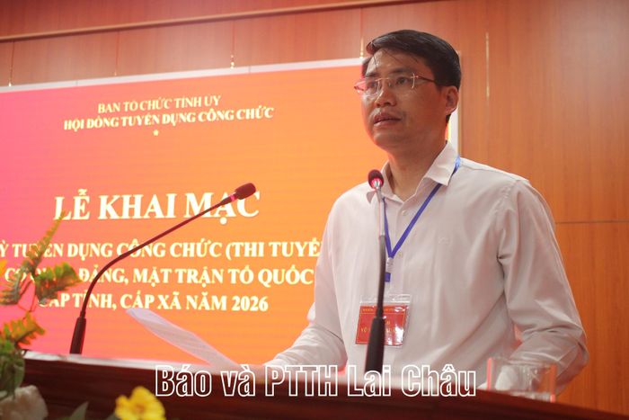 Đồng chí Vũ Thanh Xuân - Phó Trưởng Ban Tổ chức Tỉnh ủy, Chủ tịch Hội đồng tuyển dụng công chức tỉnh phát biểu khai mạc kỳ tuyển dụng.