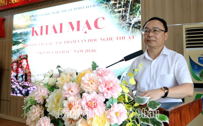 Đồng chí Phạm Văn Hải - Chủ tịch Hội Văn học Nghệ thuật tỉnh phát biểu khai mạc trại sáng tác.