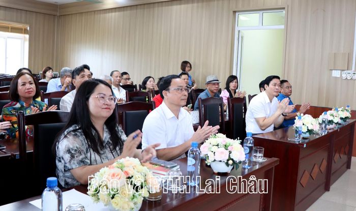 Các đại biểu dự lễ khai mạc.