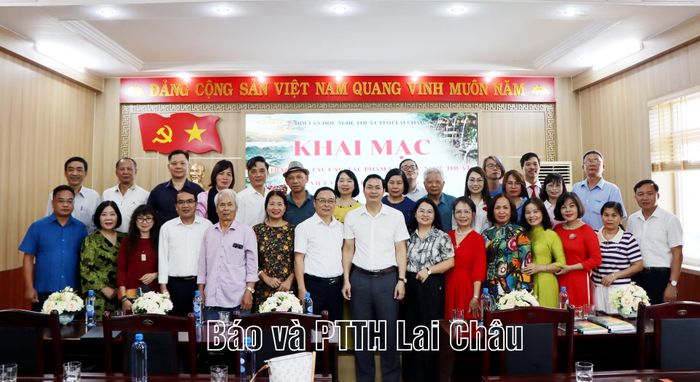 Đại biểu và các văn, nghệ sĩ tham dự trại sáng tác chụp ảnh lưu niệm.
