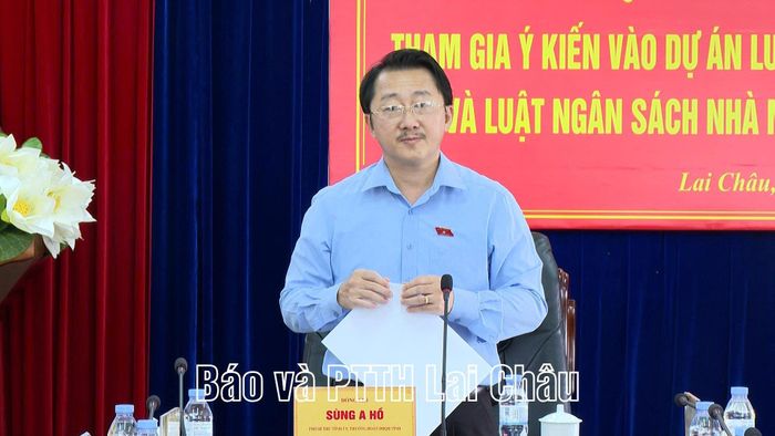 Đồng chí Sùng A Hồ - Phó Bí thư Tỉnh ủy, Trưởng Đoàn ĐBQH tỉnh phát biểu kết luận hội nghị.