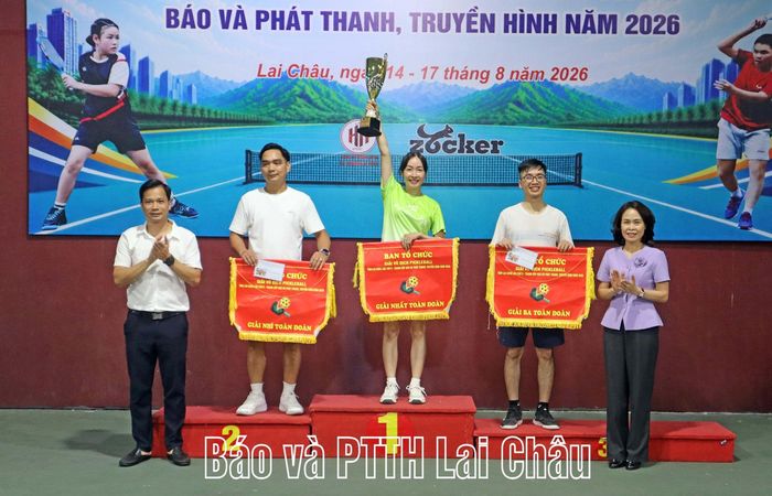 Các đồng chí: Đào Bích Vân – Tỉnh uỷ viên, Giám đốc Báo và Phát thanh, Truyền hình Lai Châu, Trưởng Ban Tổ chức giải; Trần Văn Công - Phó Giám đốc Sở Văn hóa, Thể thao và Du lịch, Phó Trưởng Ban Tổ chức giải trao giải nhất, nhì, ba toàn đoàn.