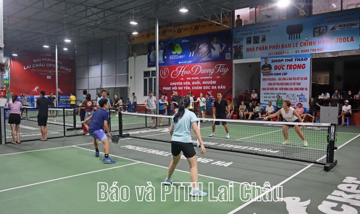 Các trận đấu diễn ra sôi nổi, quyết liệt, cống hiến cho khán giả nhiều pha bóng hấp dẫn, đầy kịch tính.