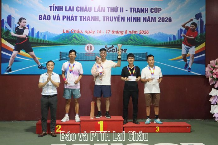 Lãnh đạo Liên đoàn Lao động tỉnh trao giải nhất, nhì, ba cho nội dung phong trào cá nhân nam.