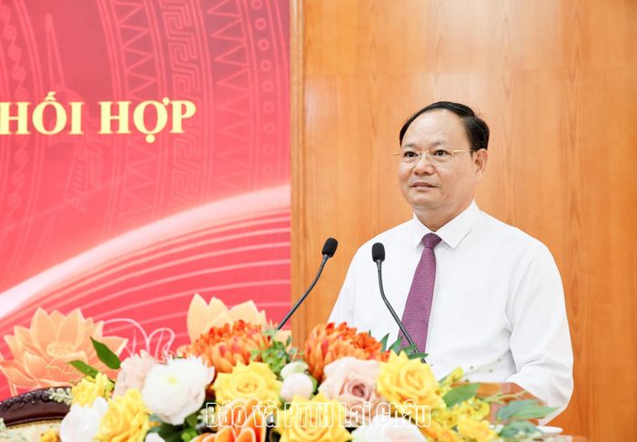 Đồng chí Lê Minh Ngân - Bí thư Tỉnh uỷ, Chủ tịch HĐND tỉnh phát biểu chỉ đạo tại Hội nghị ký kết quy chế, chương trình phối hợp. 