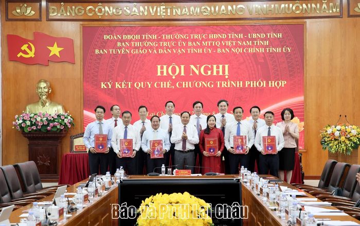 Các đồng chí Thường trực Tỉnh ủy, Ủy viên Ban Thường vụ Tỉnh uỷ chứng kiến, chúc mừng ký kết quy chế, chương trình phối hợp giữa Đoàn đại biểu Quốc hội tỉnh, Thường trực HĐND tỉnh, UBND tỉnh, Ban Thường trực Ủy ban MTTQ Việt Nam tỉnh, Ban TG&DV Tỉnh ủy, Ban Nội chính Tỉnh ủy nhiệm kỳ 2026 - 2031. 
