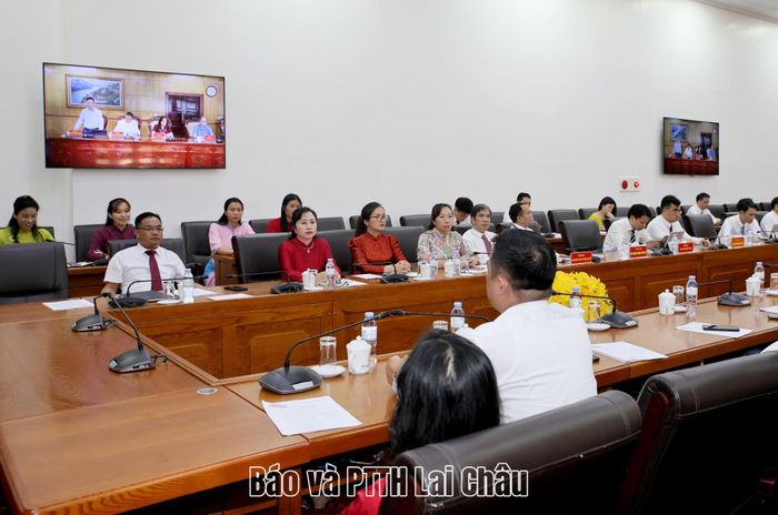 Các đại biểu xem phóng sự kết quả nổi trong công tác phối hợp giữa Thường trực HĐND tỉnh với UBND tỉnh, Ban Thường trực Ủy ban MTTQ Việt Nam tỉnh và Ban TG&DV Tỉnh ủy nhiệm kỳ 2021-2026. 
