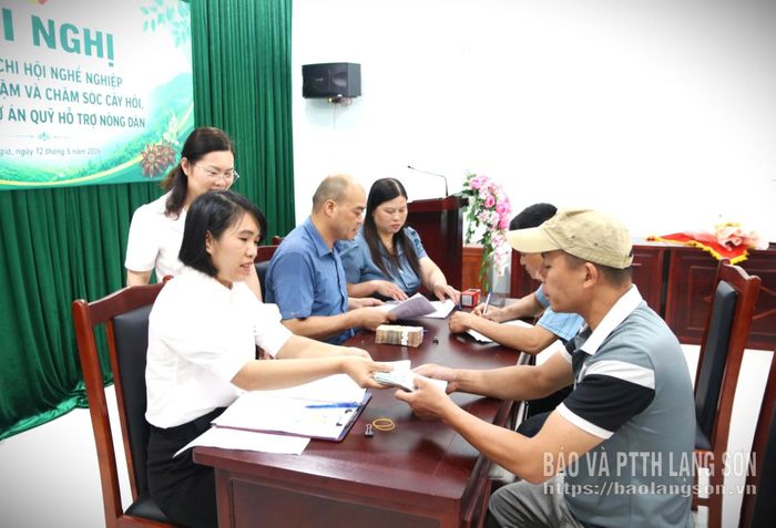 Cán bộ Hội Nông dân xã Bình Gia tiến hành giải ngân nguồn vốn vay từ Quỹ hỗ trợ nông dân cho hội viên, nông dân