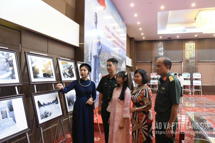 Thuyết minh viên Bảo tàng Lạng Sơn giới thiệu các tư liệu, hiện vật liên quan đến cuộc đời, sự nghiệp cách mạng của đồng chí Lương Văn Tri