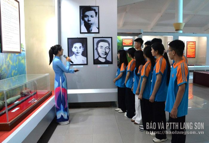 Học sinh Trường THPT Hoàng Văn Thụ tìm hiểu thân thế, cuộc đời, sự nghiệp của đồng chí Lương Văn Tri Ảnh: TUYẾT MAI
