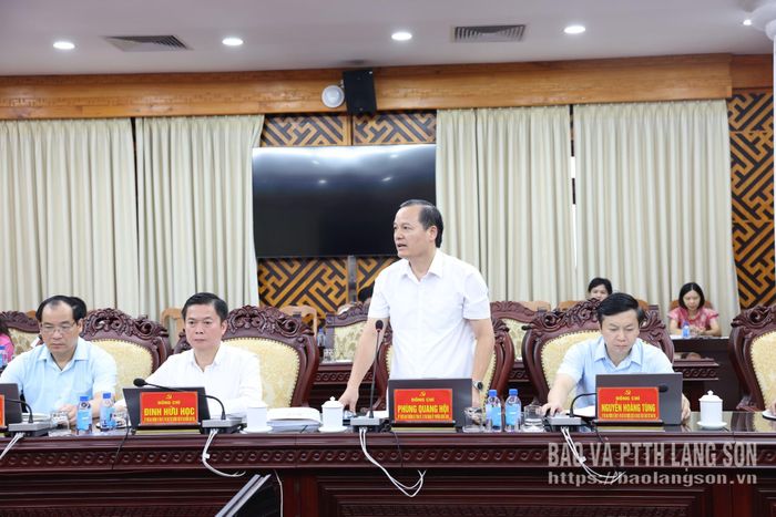 Đồng chí Phùng Quang Hội, Ủy viên Ban Thường vụ Tỉnh ủy, Bí thư Đảng ủy phường Đông Kinh phát biểu tại hội nghị