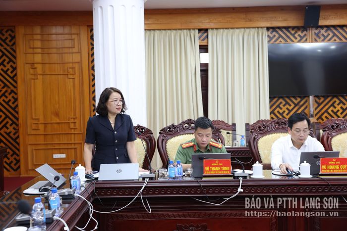 Lãnh đạo Liên đoàn Lao động tỉnh trình bày tờ trình tại hội nghị