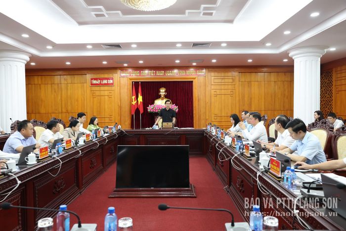 Đồng chí Hoàng Quốc Khánh, Ủy viên Trung ương Đảng, Bí thư Tỉnh ủy quán triệt nội dung tại hội nghị