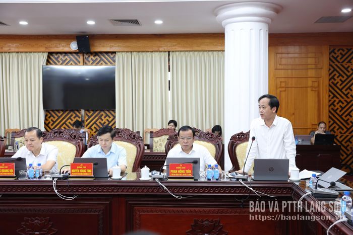 Lãnh đạo Sở Công Thương báo cáo nội dung trình tại hội nghị