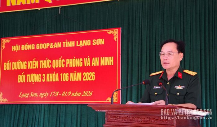 Đại tá Mai Xuân Phong, Ủy viên Ban Thường vụ Tỉnh ủy, Chỉ huy trưởng Bộ CHQS tỉnh, Phó Chủ tịch Thường trực Hội đồng Giáo dục QP-AN tỉnh phát biểu chỉ đạo khai mạc lớp bồi dưỡng