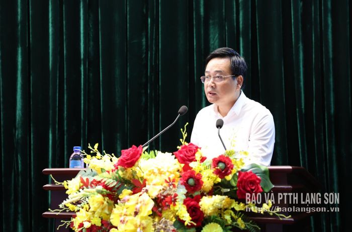 Đồng chí Vũ Hoàng Quý, Ủy viên Ban Thường vụ Tỉnh uỷ, Chủ nhiệm Ủy ban Kiểm tra Tỉnh ủy trình bày nội dung chuyên đề tại hội nghị
