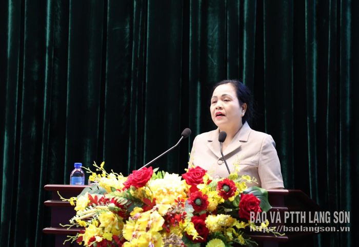 Đồng chí Giáp Thị Bắc, Ủy viên Ban Thường vụ Tỉnh ủy, Trưởng Ban Tổ chức Tỉnh ủy trình bày nội dung chuyên đề tại hội nghị