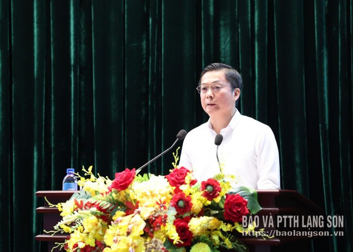 Đồng chí Đinh Hữu Học, Ủy viên Ban Thường vụ Tỉnh ủy, Phó Chủ tịch Thường trực UBND tỉnh trình bày nội dung chuyên đề tại hội nghị