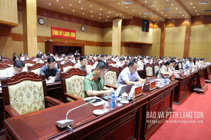 Các đại biểu tham dự hội nghị tại điểm cầu trung tâm
