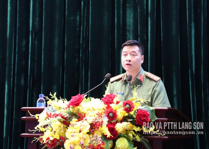 Đồng chí Vũ Thanh Tùng, Ủy viên Ban Thường vụ Tỉnh ủy, Giám đốc Công an tỉnh trình bày nội dung chuyên đề tại hội nghị