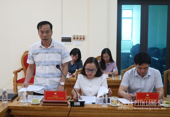 Lãnh đạo Sở Văn hóa, Thể thao và Du lịch trình bày dự thảo nghị quyết tại hội nghị