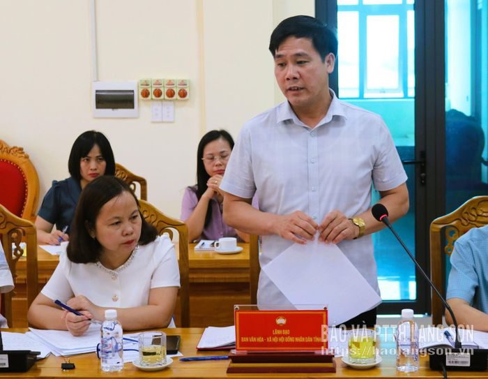 Lãnh đạo Ban Văn hóa - Xã hội HĐND tỉnh phát biểu tại hội nghị