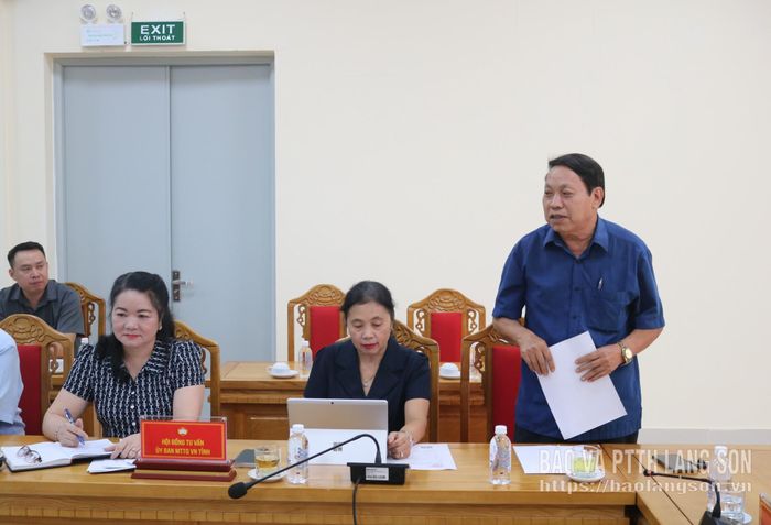 Đồng chí Chủ nhiệm Hội đồng tư vấn về Văn hóa - Xã hội của Ủy ban MTTQ Việt Nam tỉnh phát biểu ý kiến phản biện tại hội nghị