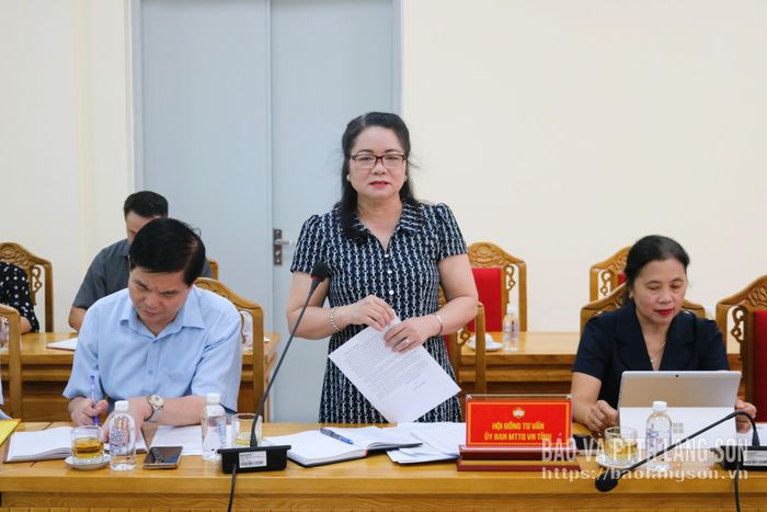 Đồng chí Chủ nhiệm Hội đồng tư vấn về Kinh tế của Ủy ban MTTQ Việt Nam tỉnh phát biểu ý kiến phản biện tại hội nghị