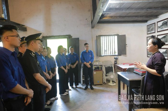 Đoàn viên, thanh niên các đơn vị nghe thuyết minh về thân thế, cuộc đời, sự nghiệp cách mạng của đồng chí Lương Văn Tri