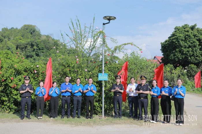 Đại diện các đơn vị khánh thành công trình thanh niên