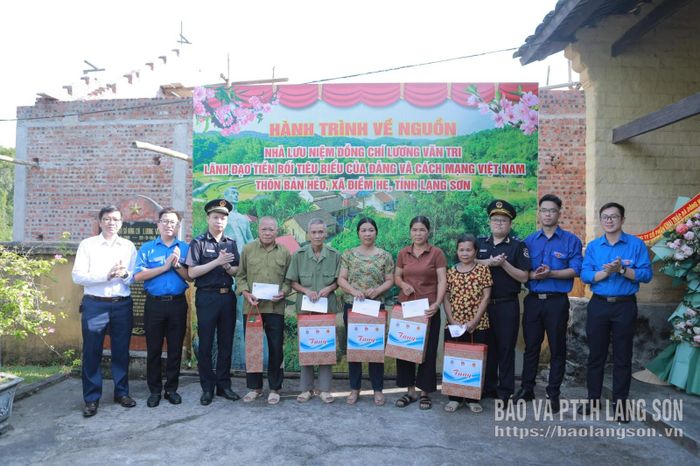 Đại diện các đơn vị tặng quà cho các gia đình chính sách, người có công trên địa bàn xã Điềm He