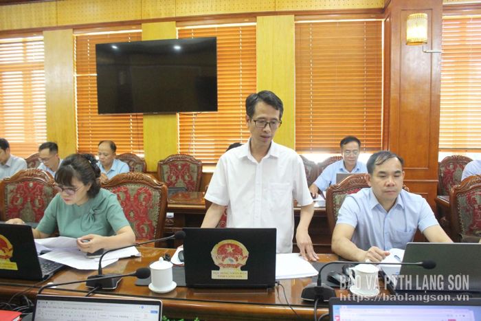 Lãnh đạo Sở Xây dựng phát biểu thảo luận tại buổi họp