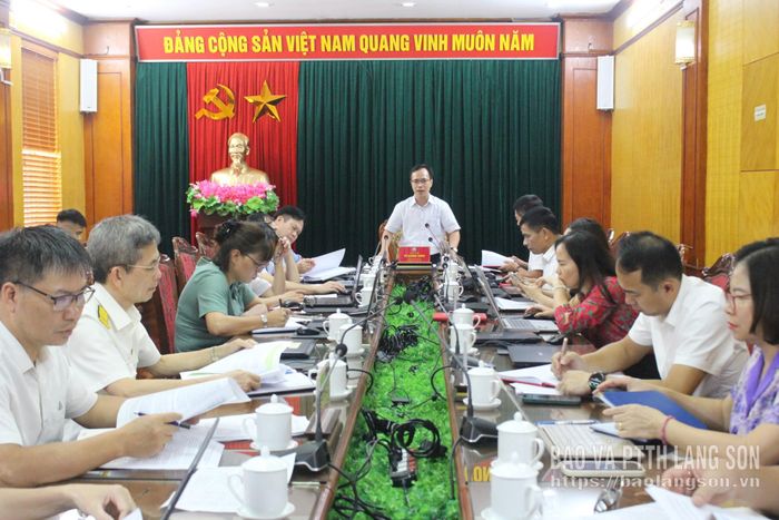 Lãnh đạo Ban Pháp chế HĐND tỉnh phát biểu kết luận buổi họp
