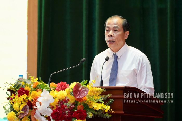 Đồng chí Giám đốc Sở Giáo dục và Đào tạo phát biểu tại hội nghị