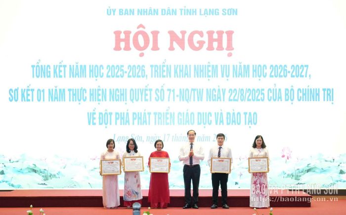 Các giáo viên tiêu biểu được nhận Bằng khen của UBND tỉnh