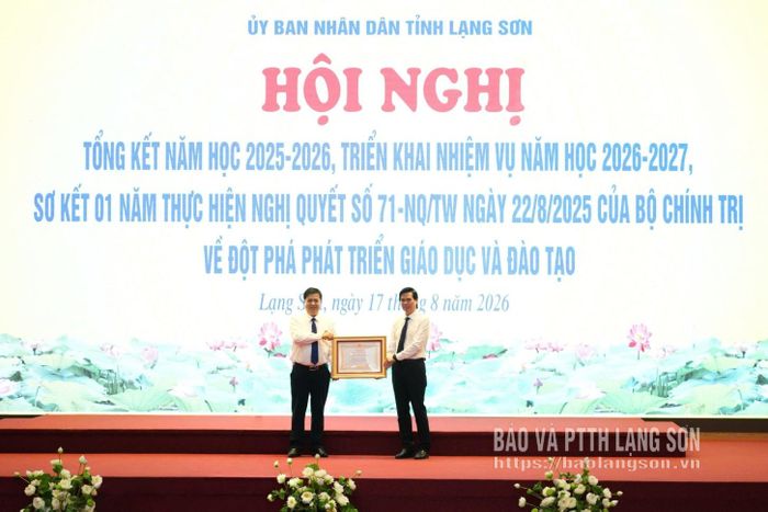 Thừa ủy quyền của Chủ tịch nước, đồng chí Bí thư Tỉnh ủy trao Huân chương lao động hạng Ba cho cá nhân