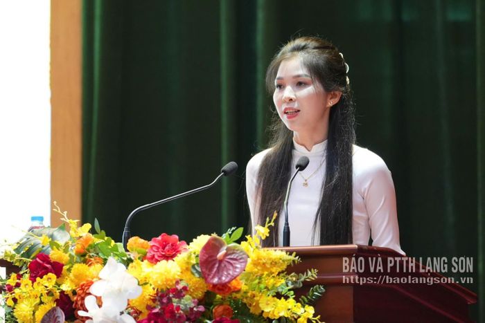 Đại diện Trường Mầm non Yên Trạch phát biểu tham luận tại hội nghị