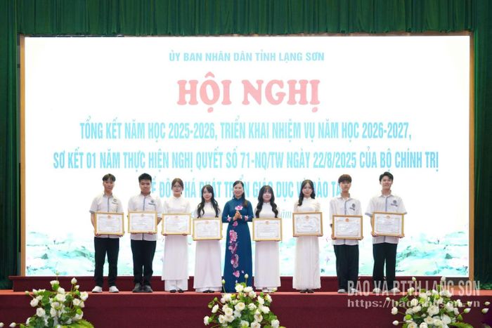 Các học sinh tiêu biểu được nhận Bằng khen của UBND tỉnh
