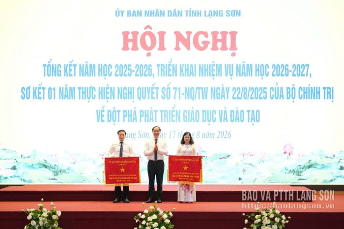 Các tập thể được trao, tặng Cờ thi đua của UBND tỉnh