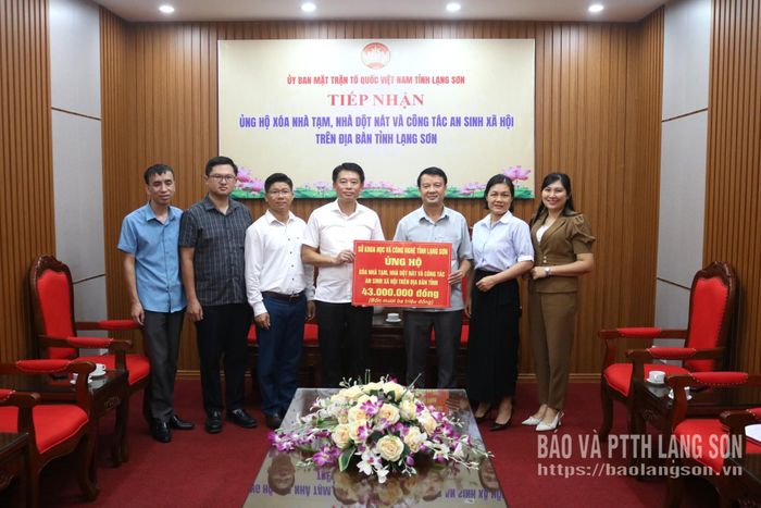 Đoàn công tác của Sở Khoa học và Công nghệ trao kinh phí ủng hộ chương trình xóa nhà tạm, nhà dột nát