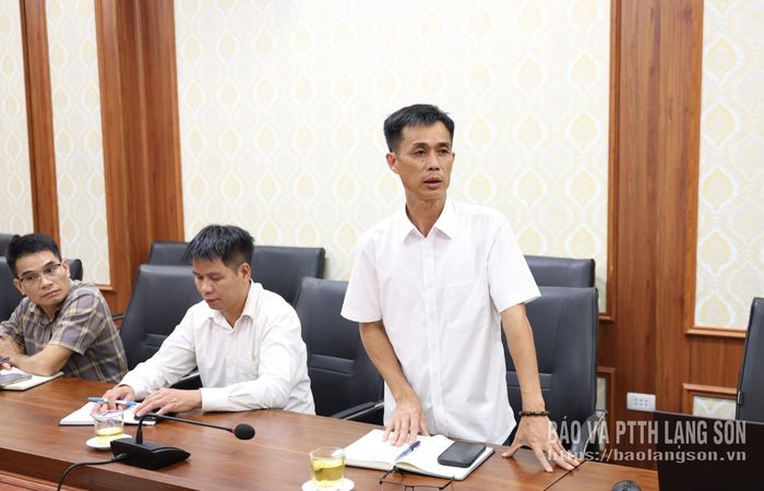 Lãnh đạo Công ty Than Na Dương trình bày hiện trạng bãi chứa mẫu vật hoá thạch và hiện trạng quy hoạch tại không gian trưng bày mẫu vật địa chất ngoài trời