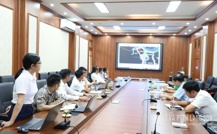 Đại diện Công ty Than Na Dương trình bày hiện trạng quy hoạch không gian trưng bày mẫu vật địa chất ngoài trời