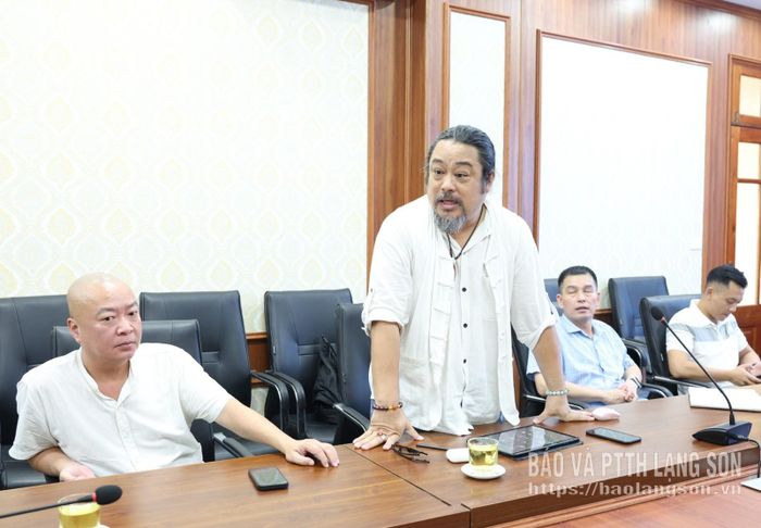 Đại diện đơn vị tư vấn trình bày phương án hình thành không gian trưng bày mẫu vật địa chất ngoài trời