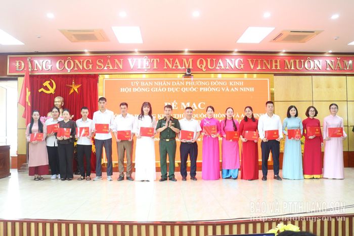 Các học viên nhận giấy chứng nhận hoàn thành chương trình bồi dưỡng kiến thức quốc phòng và an ninh đối tượng 4 năm 2026