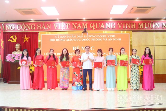 Đồng chí Phó Bí thư Đảng ủy, Chủ tịch UBND phường trao chứng nhận cho các học viên