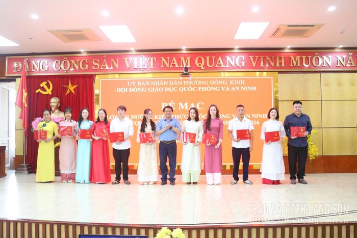Đồng chí Phó Chủ tịch UBND phường trao chứng nhận cho các học viên