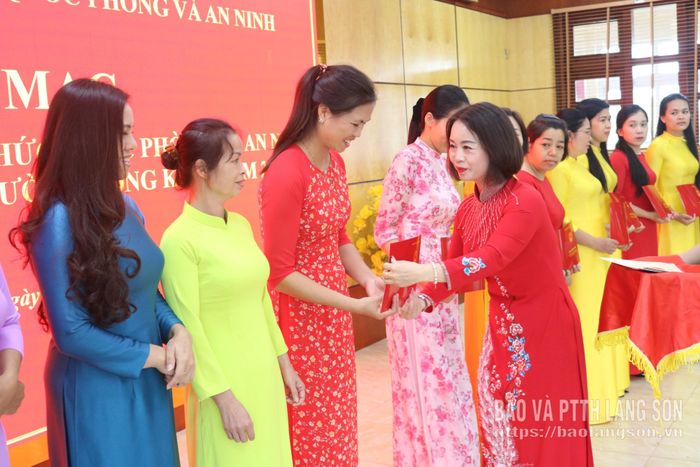 Các học viên nhận giấy chứng nhận hoàn thành chương trình bồi dưỡng kiến thức quốc phòng và an ninh đối tượng 4