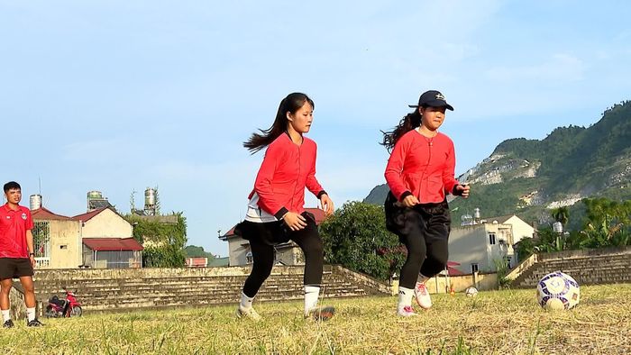 Trong trang phục dân tộc Tày, các cô gái Lục Yên thể hiện sức mạnh và thể lực tốt.