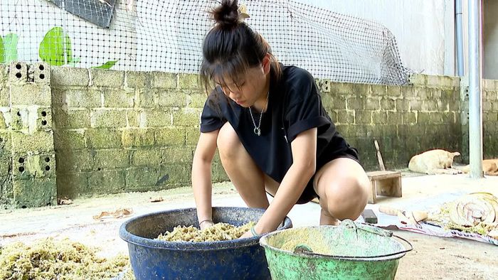 Thùy thường xuyên giúp mẹ các công việc nhà trong những ngày nghỉ hè.